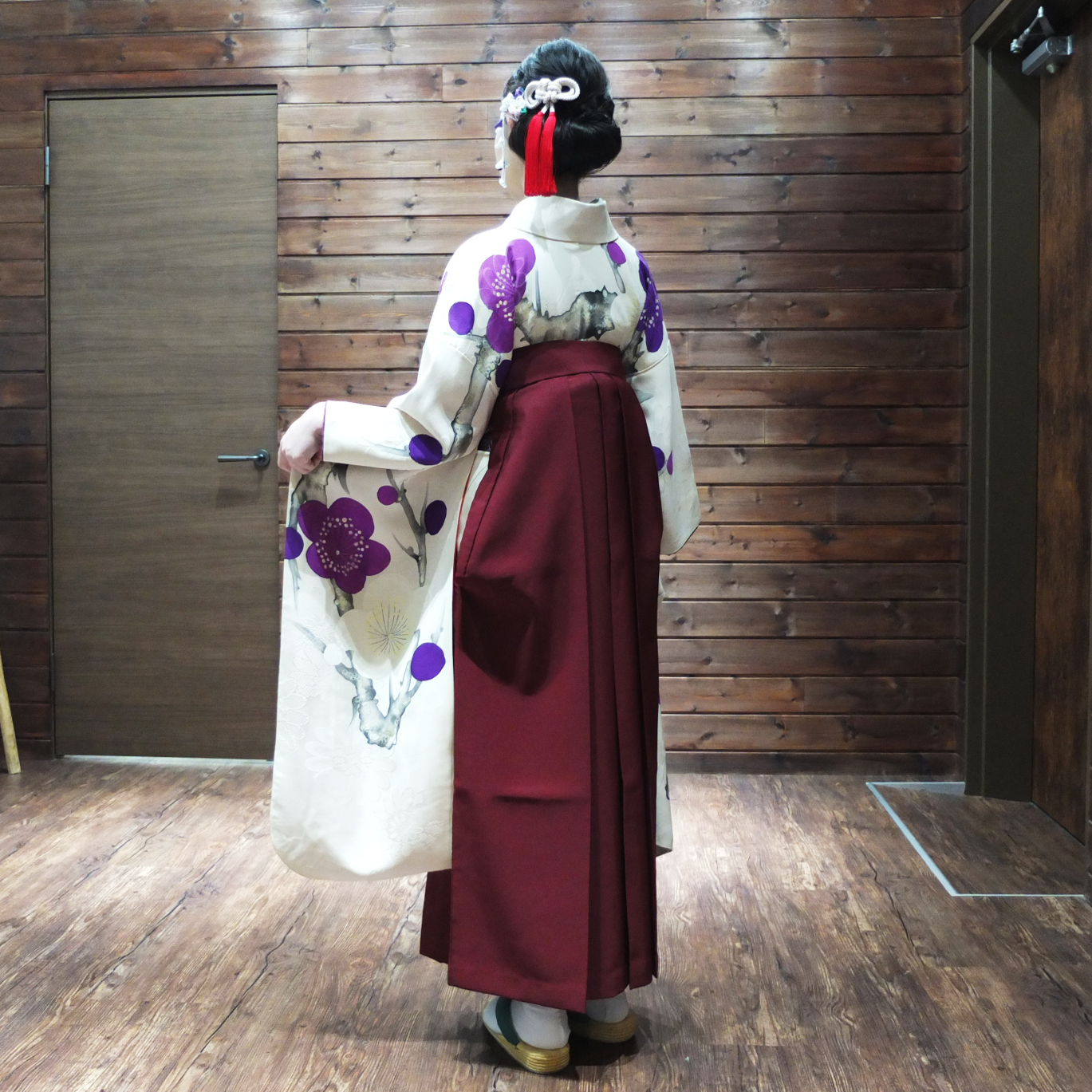 FA-11 女袴・振袖 白地 紫梅－商品｜円居の着物レンタル
