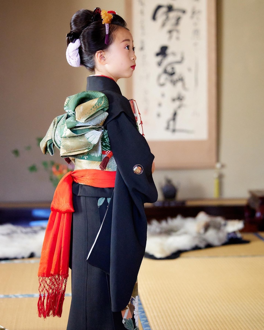 T7-004A 七歳祝着 アンティーク 五つ紋黒地に熨斗花 - 円居の着物